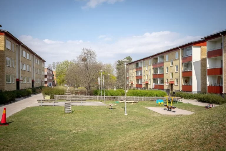 19. Plattla╠eggning av betongplattor till innerga╠erd 768x512