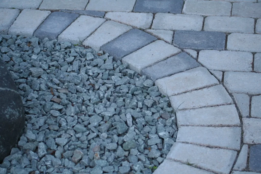 Stenlaggning runtom huset uppfart Haverodal Gottsa 1536x1024