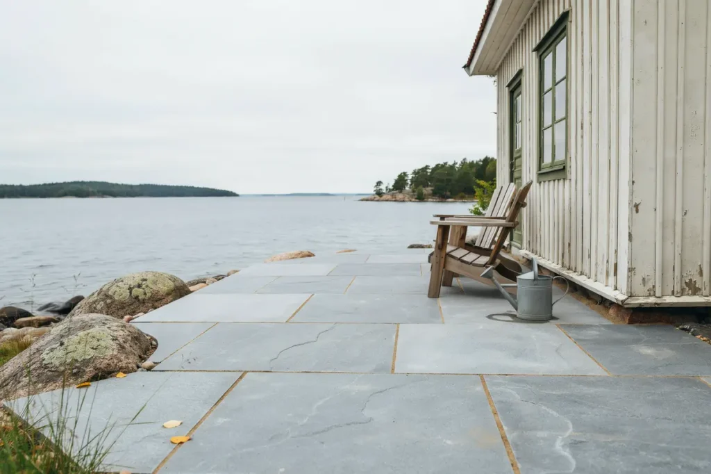 renoverad uteplats med granith llar vid fritidshus i roslagen